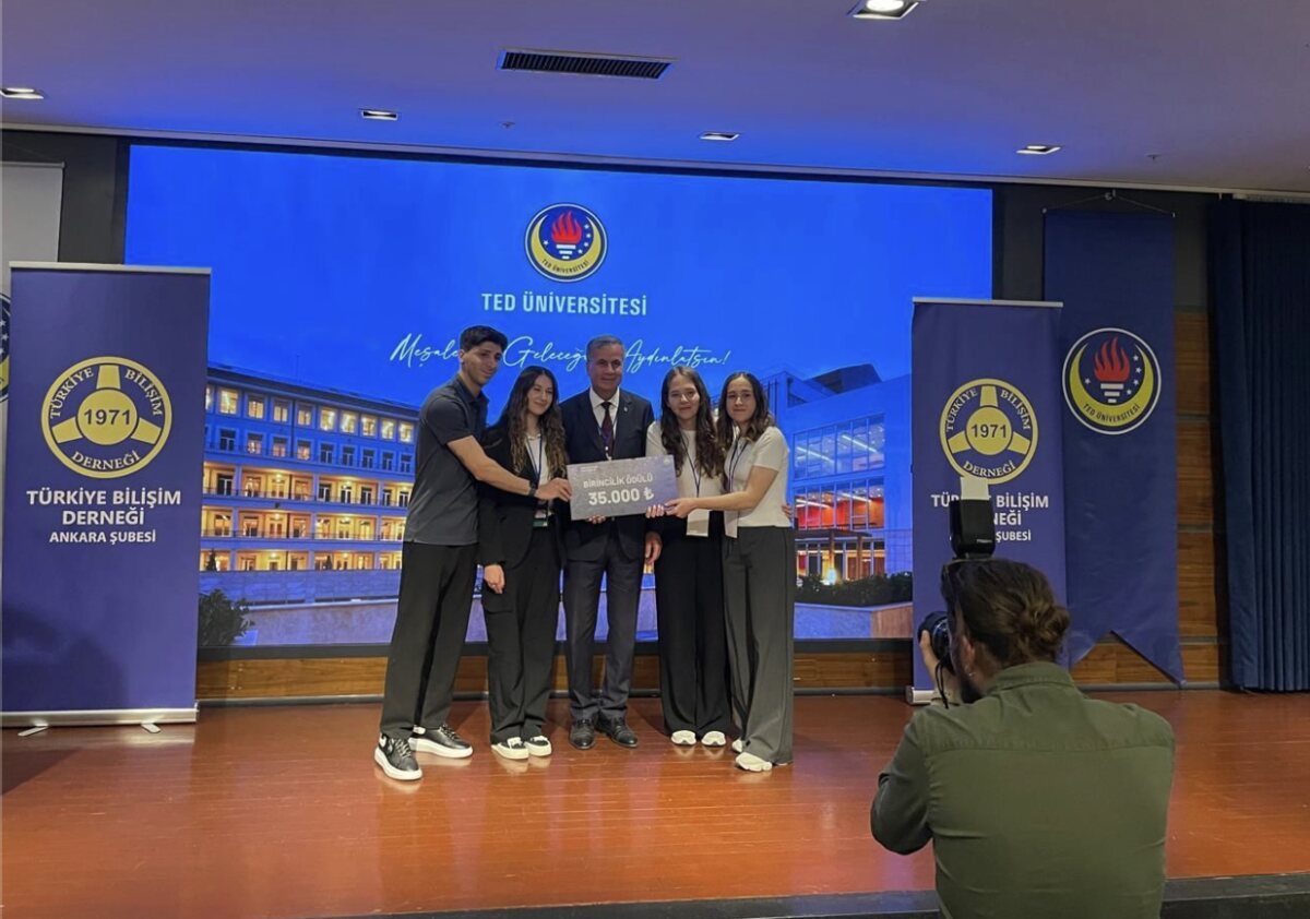 Award ceremony at TED University: the first-place prize being presented for the Alzheimer's diagnosis project at Genç Beyinler Yeni Fikirler 2026